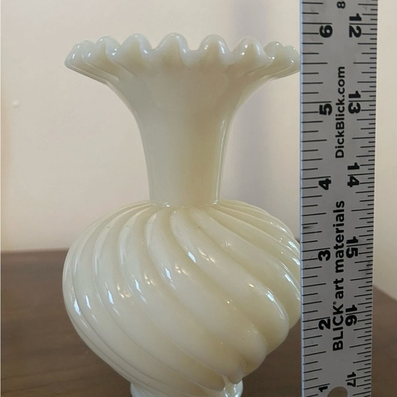 Vintage Fenton Frosted Satin Glass Swirl Ruffled Crimped Vase Cream Label 6" - Picture 2 of 5